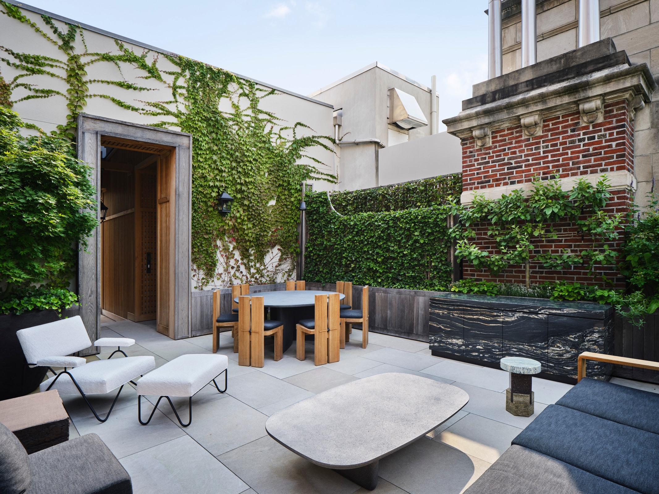 A variety of seating options on the lounging terrace with a view of the central arrival corridor